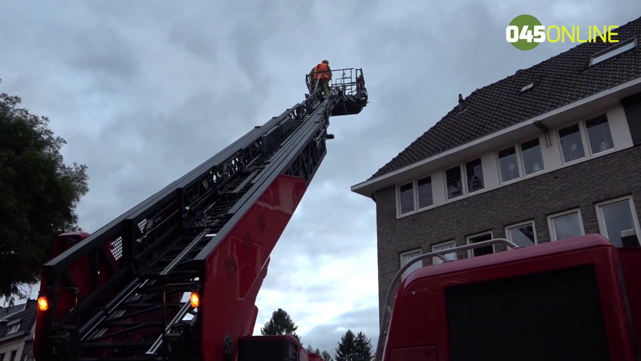 Brandweer redt kat van het dak Hoofdstraat in Kerkrade