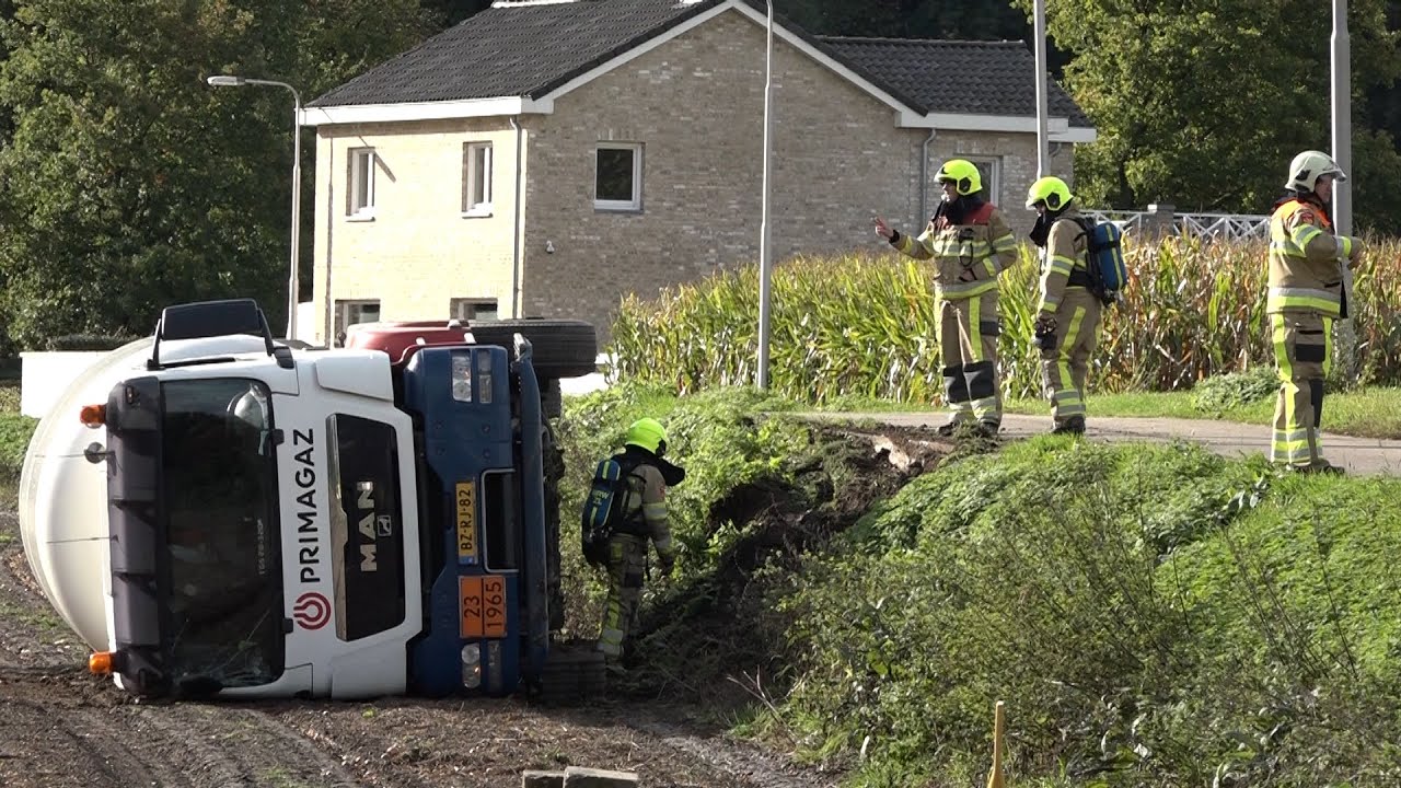 Vrachtauto met gas valt op zijn kant in weiland Kerkrade