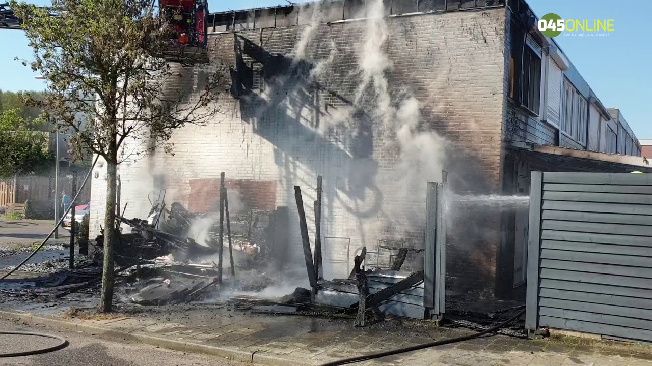 Buitenbrand in Eygelshoven slaat over naar woning