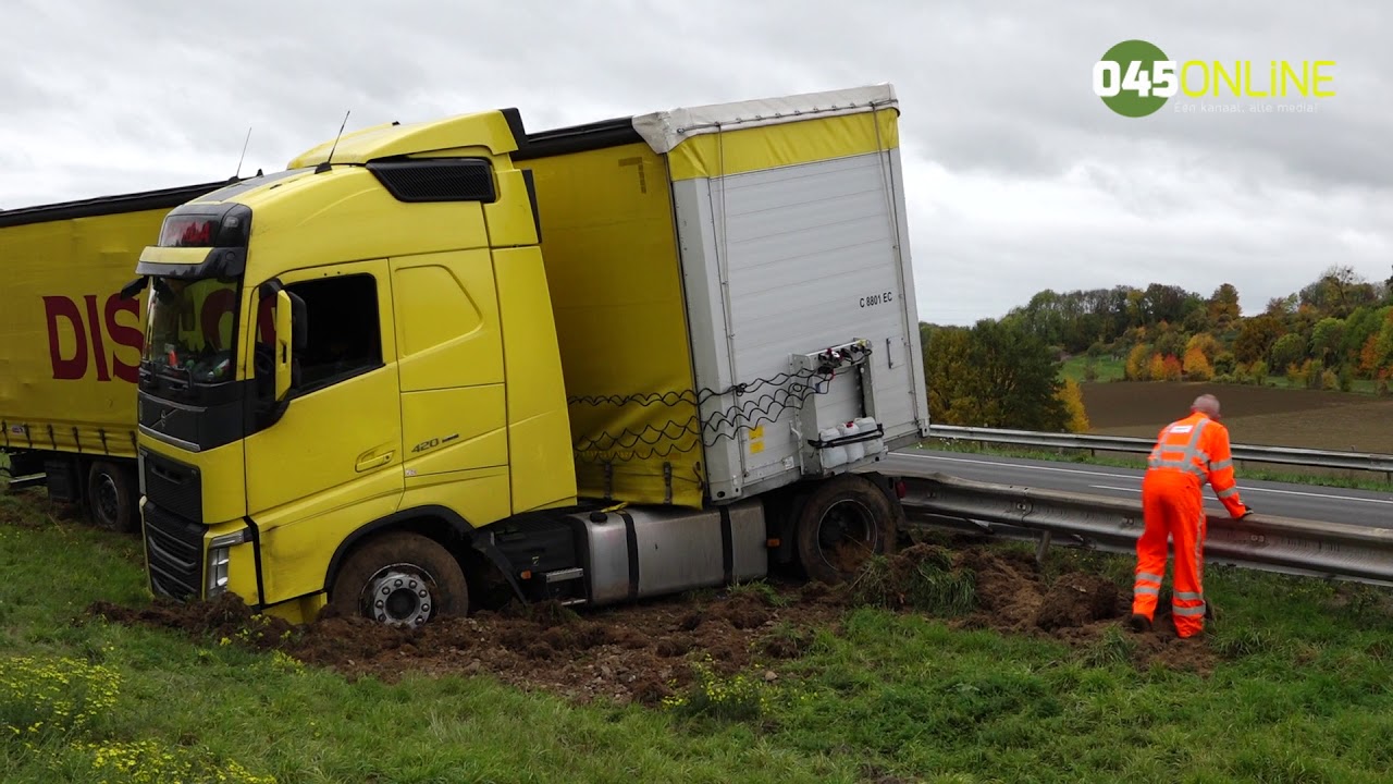 Vrachtwagen geschaard op A76 bij Heerlen