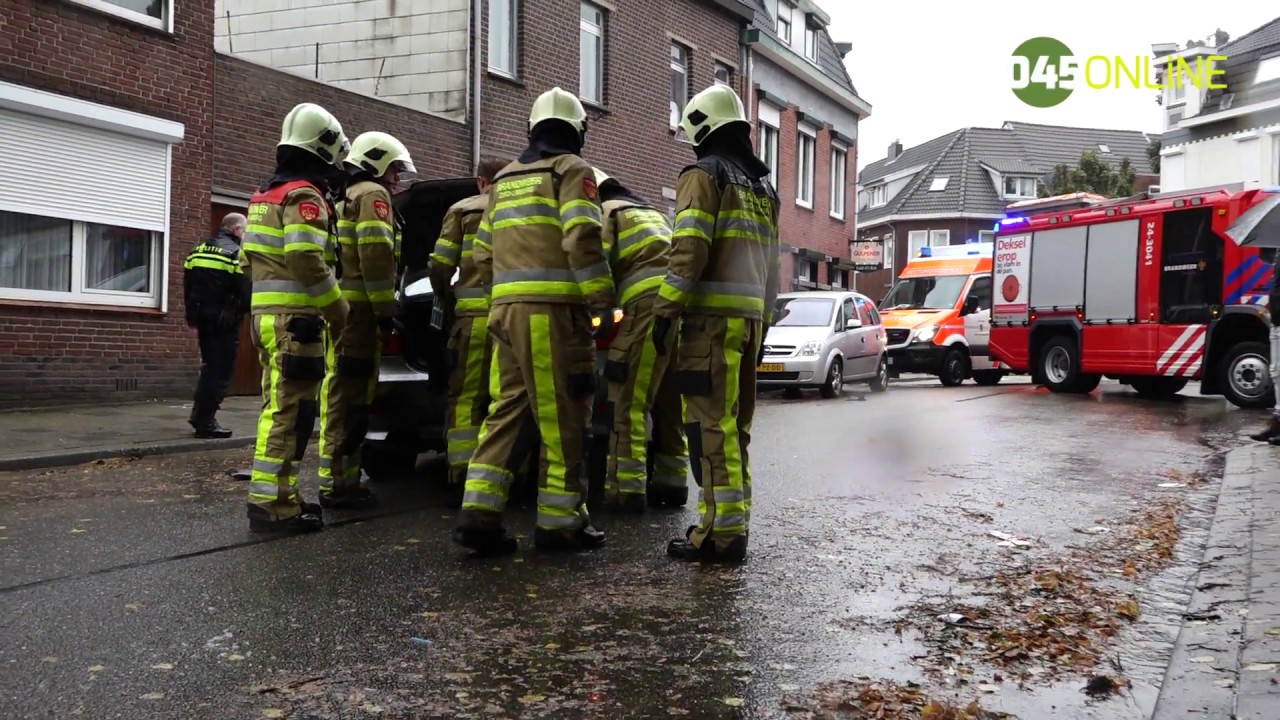 Bestuurder rijdt tegen geparkeerde auto in Kerkrade, een gewonde