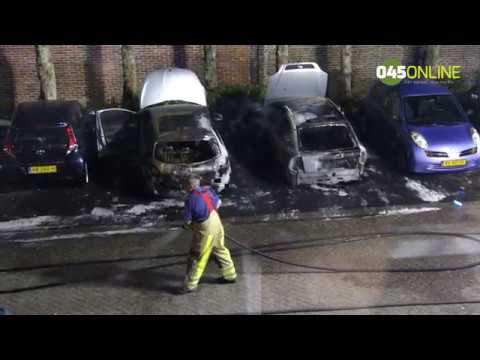 Vijf auto's in brand op parkeerplaats van appartementencomplex in Landgraaf