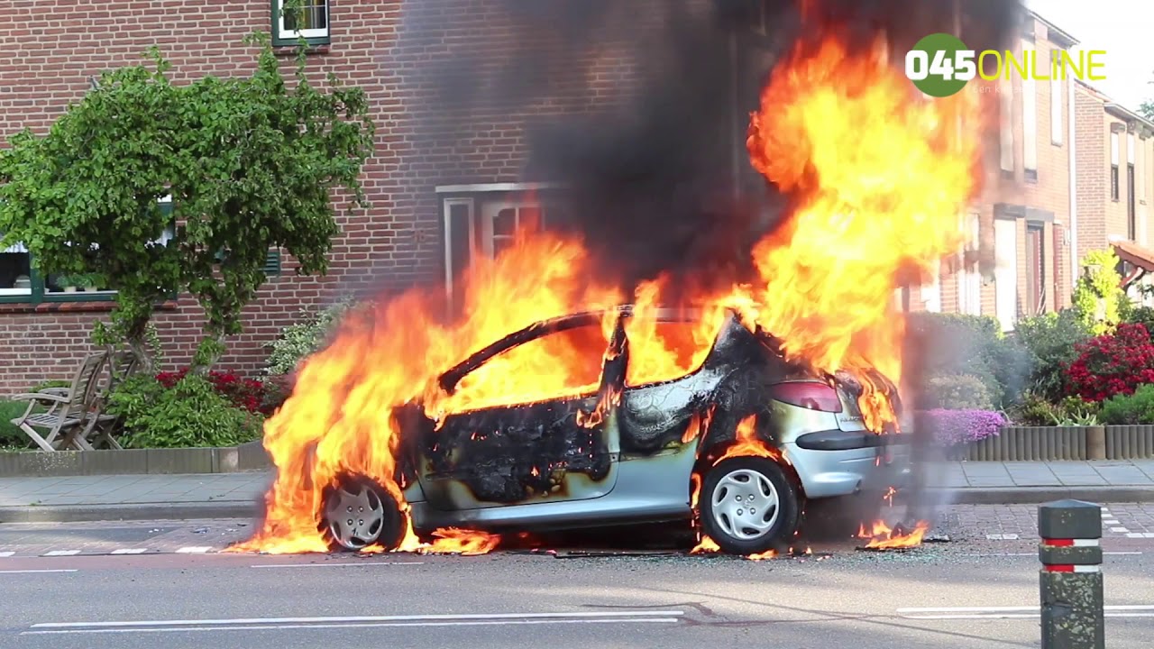 Auto vliegt in brand in Brunssum