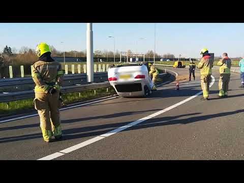 TVEllef: Auto over de kop bij A73 oprit Roermond