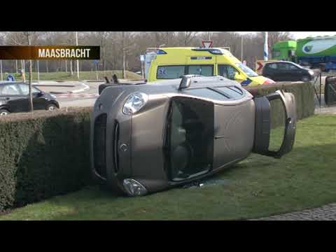 TVEllef: Auto rolt voortuin in na ongeval Maasbracht