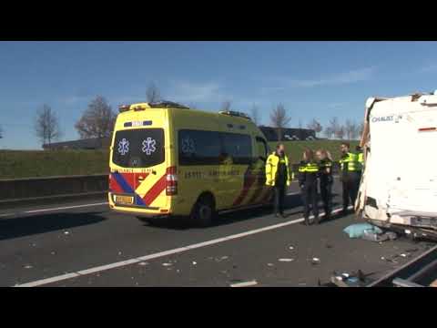 TVEllef: Vrachtwagen botst achterop camper bij Roertunnel