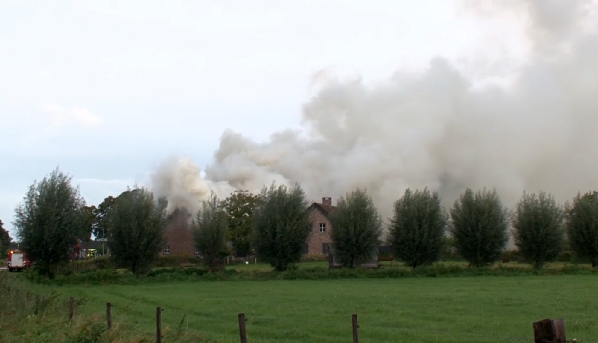 Woonboerderij met rieten dak afgebrand na blikseminslag