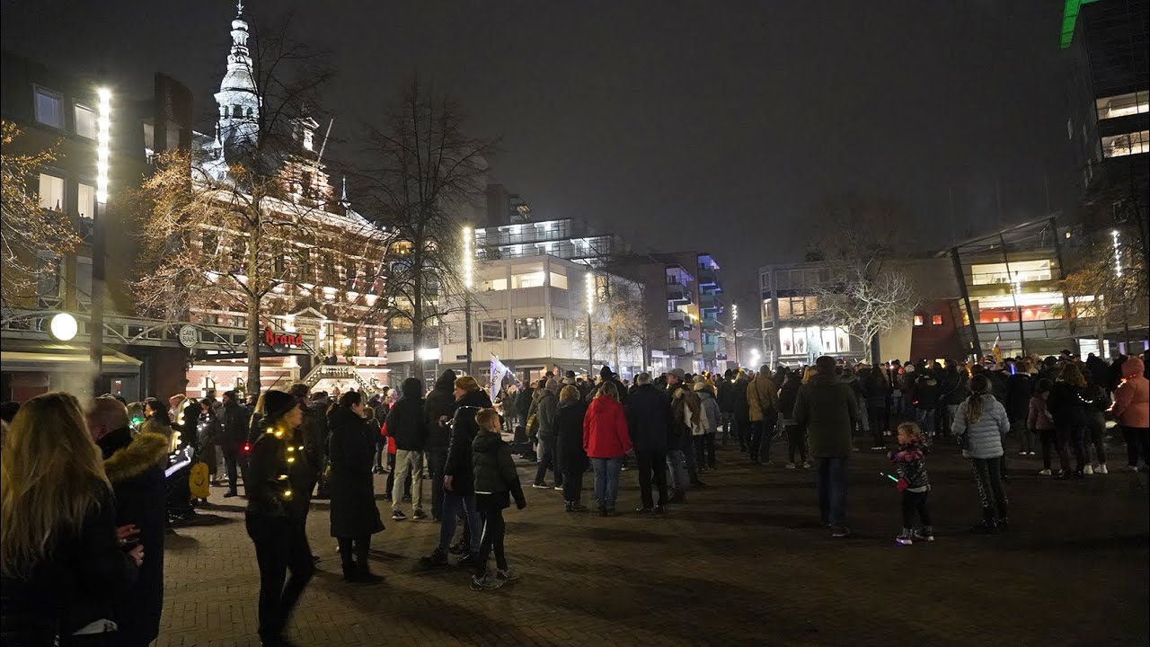 Een paar honderd deelnemers bij fakkel- en lichtjesoptocht in Kerkrade tegen het coronabeleid