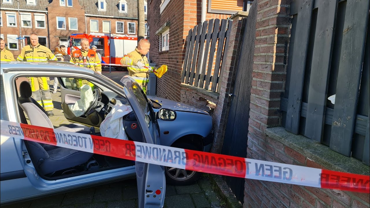 Auto botst tegen muur in Reestraat Heerlen, bestuurster gewond
