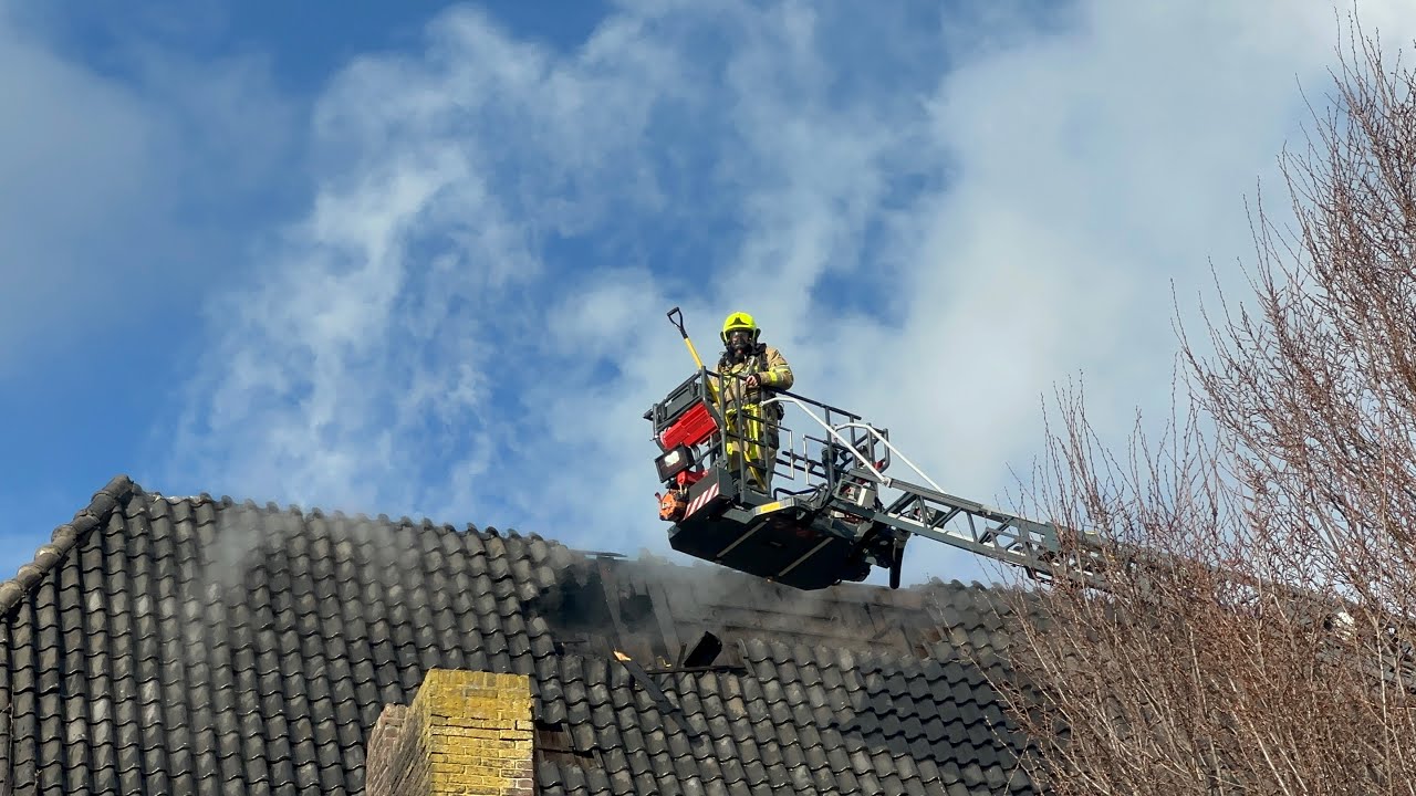 Veel rook bij dakbrand in leegstaand pand Hoensbroek