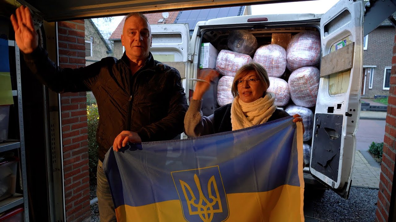 Oekraïense militairen halen hulpgoederen in Kerkrade