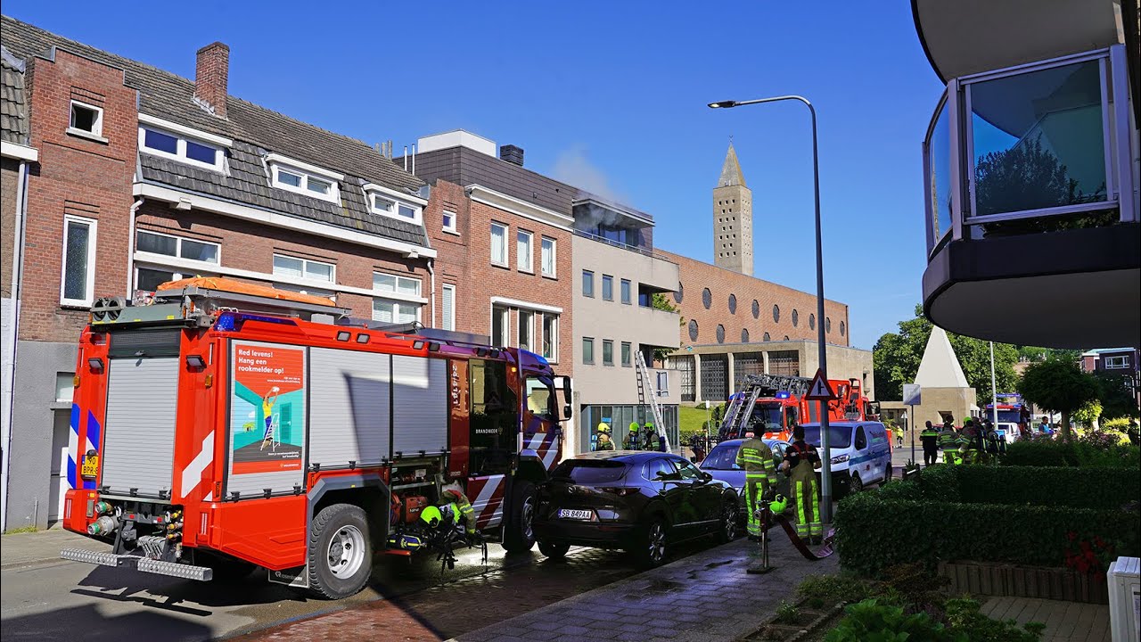 Brand in flatgebouw: vrouw van balkon gered